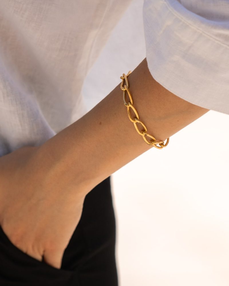 Pulseira em prata 925 incorpora um design refinado.
Esta pulseira é intemporal com linhas suaves que se torna perfeito para o uso diário, mas também pode funcionar em ocasiões especiais.
