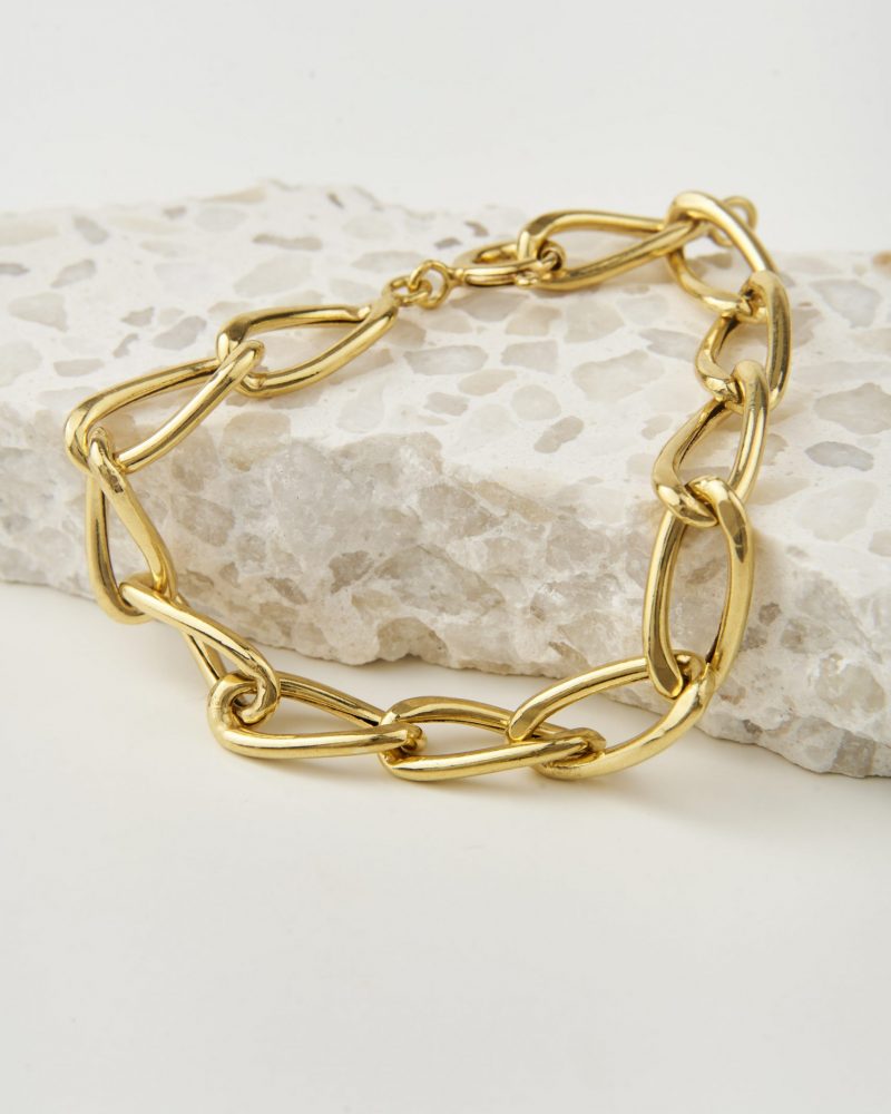 Pulseira em prata 925 incorpora um design refinado.
Esta pulseira é intemporal com linhas suaves que se torna perfeito para o uso diário, mas também pode funcionar em ocasiões especiais.