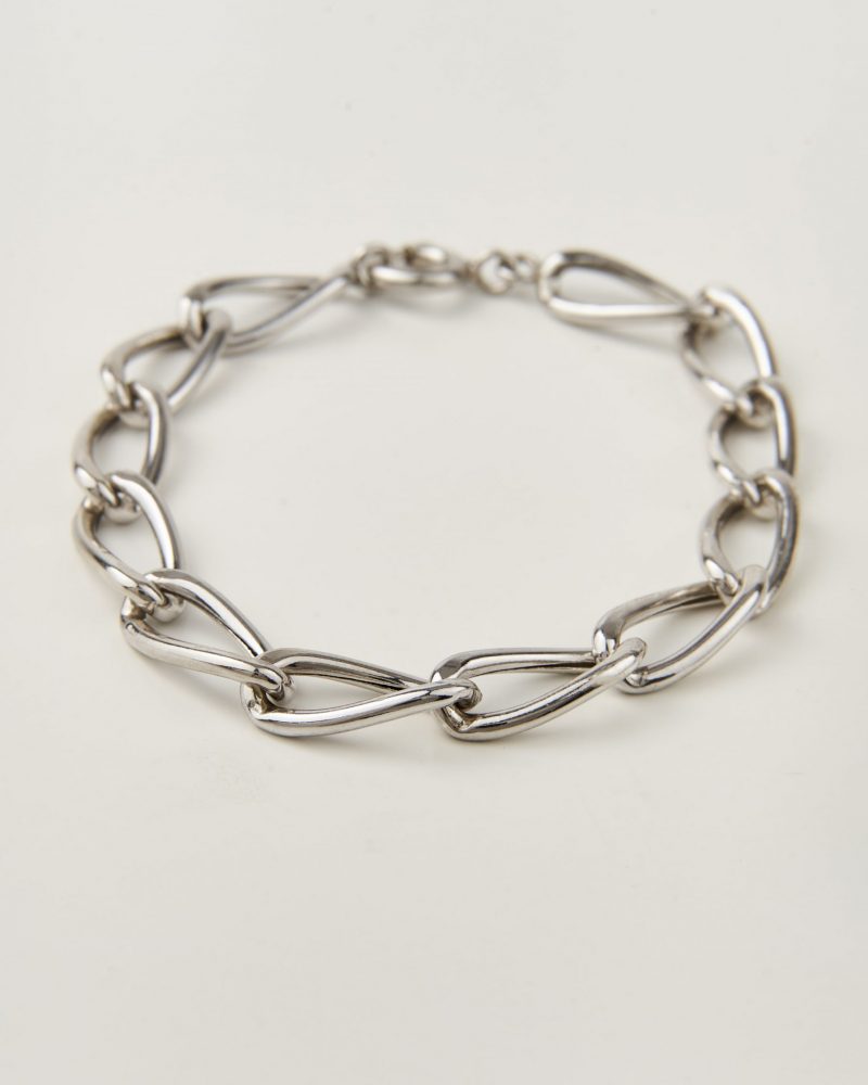 Pulseira em prata 925 incorpora um design refinado.
Esta pulseira é intemporal com linhas suaves que se torna perfeito para o uso diário, mas também pode funcionar em ocasiões especiais.