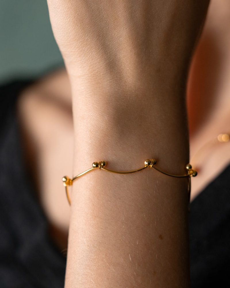 Pulseira em prata 925 incorpora um design refinado.
Esta pulseira é intemporal com linhas suaves que se torna perfeito para o uso diário, mas também pode funcionar em ocasiões especiais.
