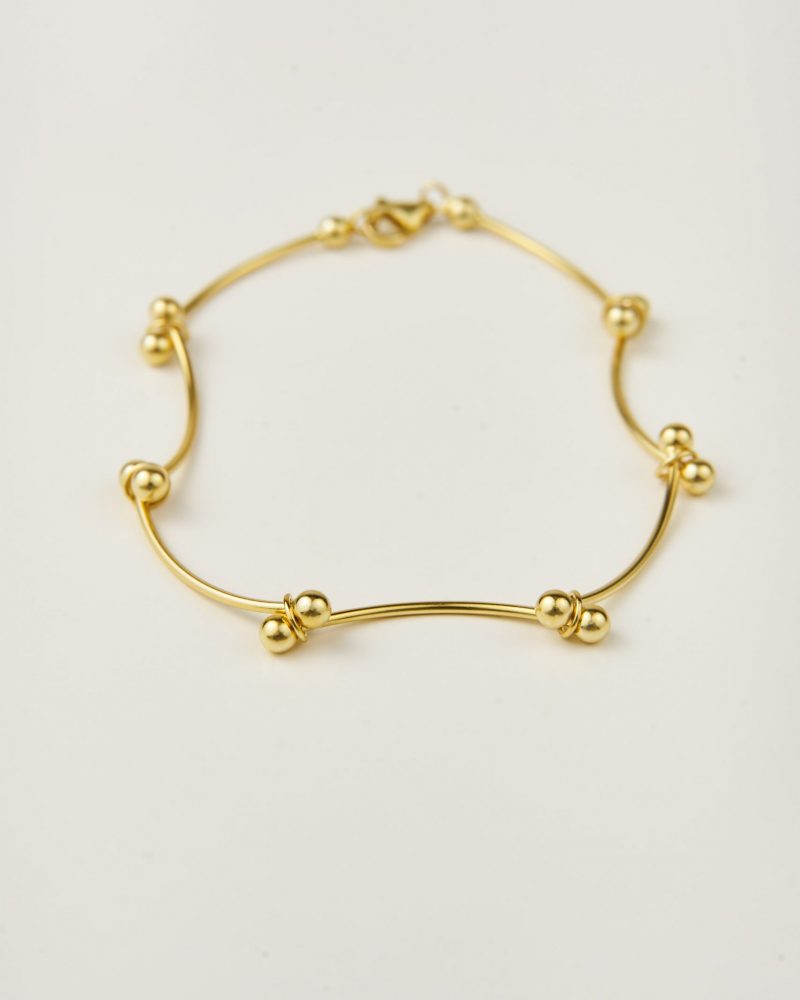 Pulseira em prata 925 incorpora um design refinado.
Esta pulseira é intemporal com linhas suaves que se torna perfeito para o uso diário, mas também pode funcionar em ocasiões especiais.