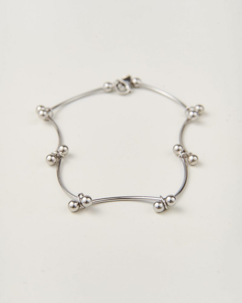 Pulseira em prata 925 incorpora um design refinado.
Esta pulseira é intemporal com linhas suaves que se torna perfeito para o uso diário, mas também pode funcionar em ocasiões especiais.