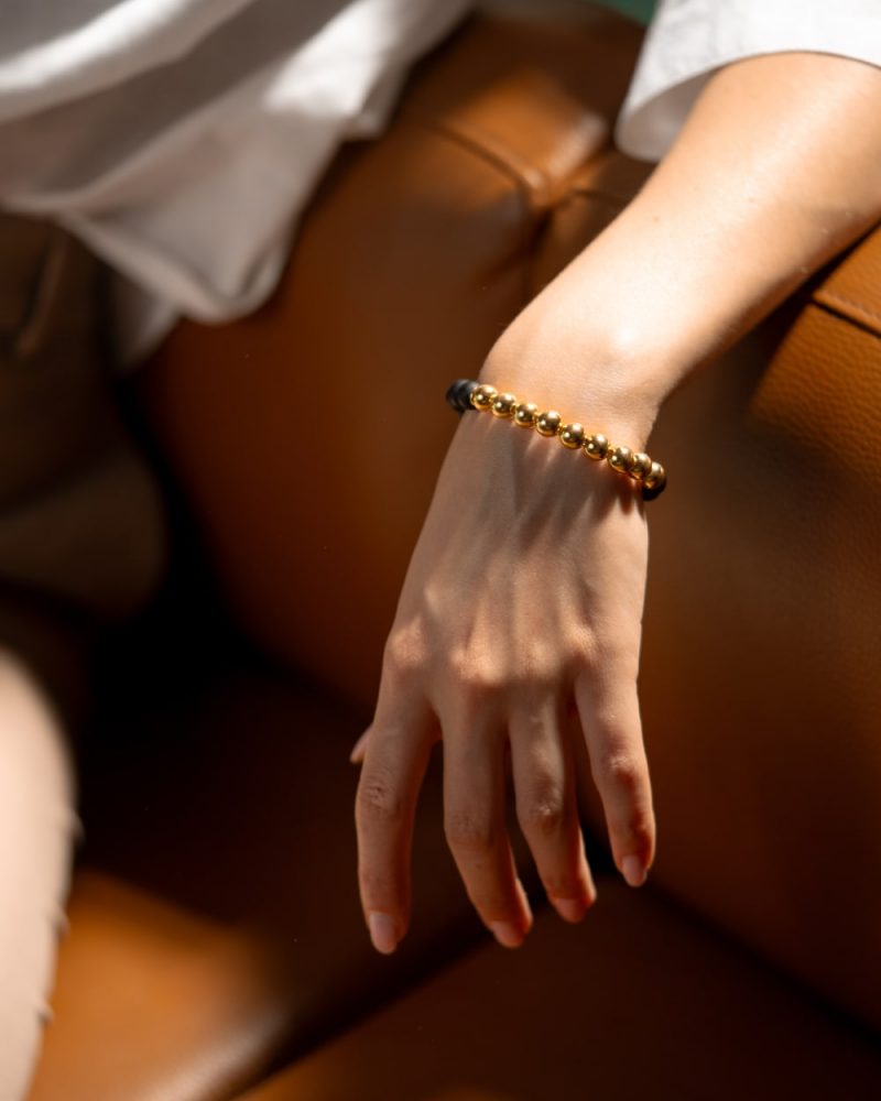 Pulseira em prata 925 incorpora um design refinado.
Esta pulseira é intemporal com linhas suaves que se torna perfeito para o uso diário, mas também pode funcionar em ocasiões especiais.