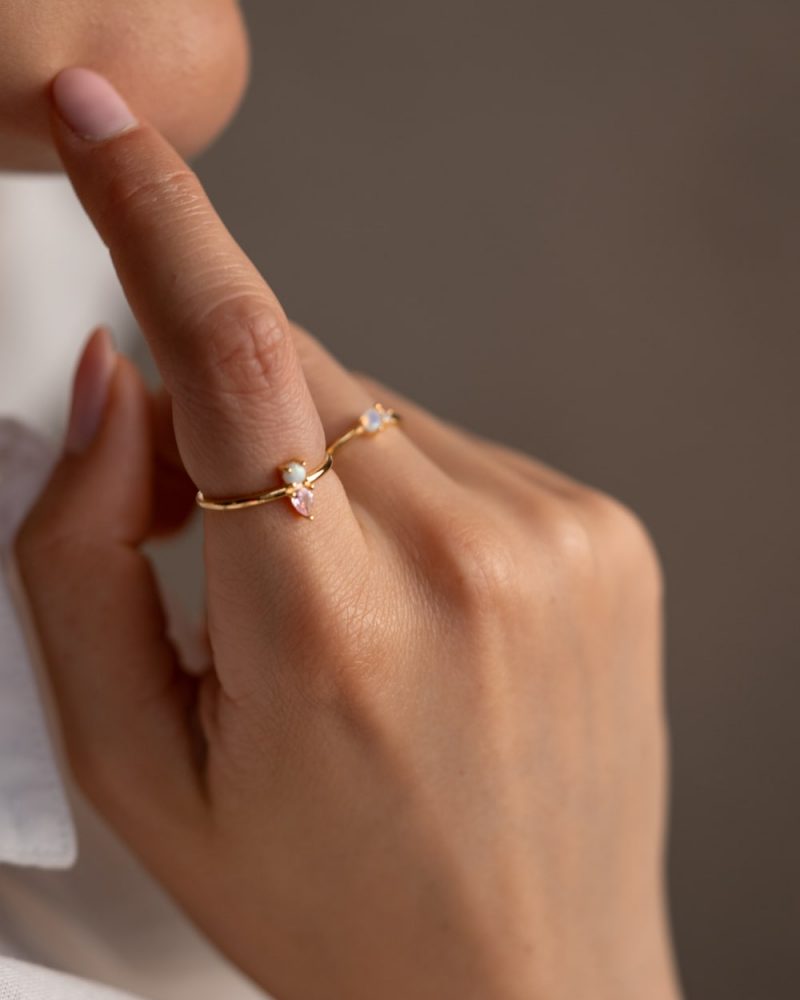 Anel em prata 925 incorpora um design refinado.
Este anel é intemporal com linhas suaves que se torna perfeito para o uso diário, mas também pode funcionar em ocasiões especiais.