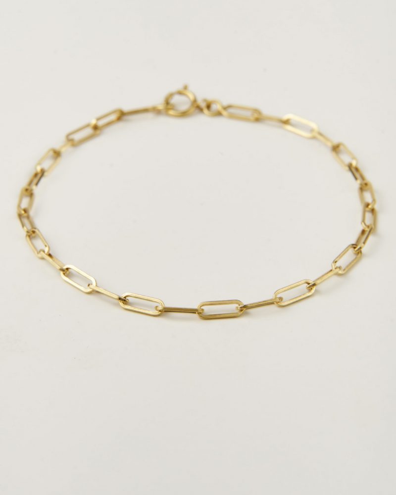 Pulseira em prata 925 incorpora um design refinado.
Esta pulseira é intemporal com linhas suaves que se torna perfeito para o uso diário, mas também pode funcionar em ocasiões especiais.