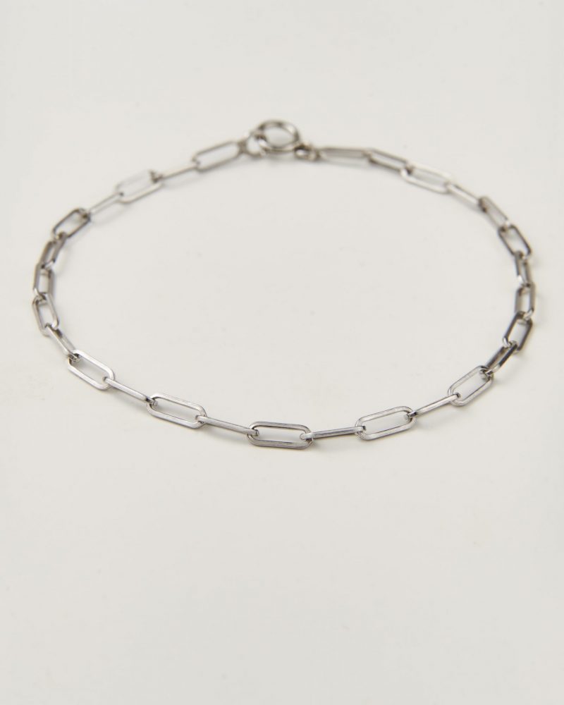 Pulseira em prata 925 incorpora um design refinado.
Esta pulseira é intemporal com linhas suaves que se torna perfeito para o uso diário, mas também pode funcionar em ocasiões especiais.
