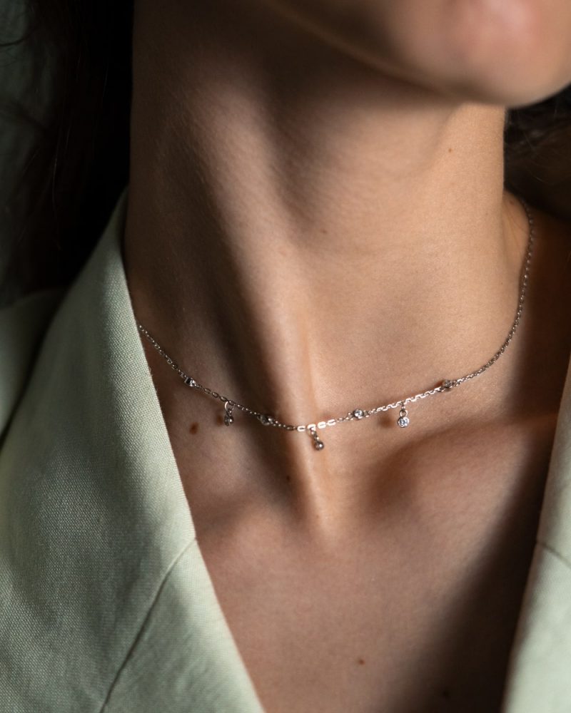 Colares em prata 925 incorpora um design refinado.
Este colar é intemporal com linhas suaves que se torna perfeito para o uso diário, mas também pode funcionar em ocasiões especiais.