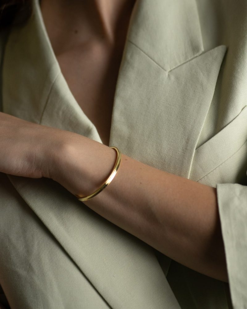 Pulseira em prata 925 incorpora um design refinado.
Esta pulseira é intemporal com linhas suaves que se torna perfeito para o uso diário, mas também pode funcionar em ocasiões especiais.