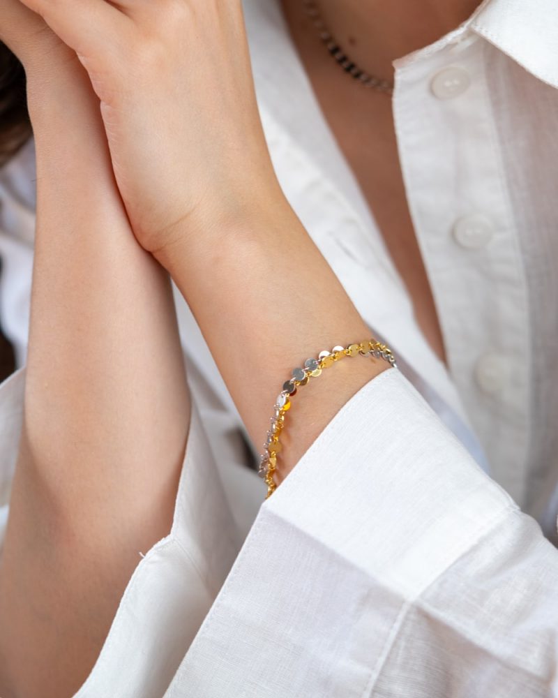 Pulseira em prata 925 incorpora um design refinado.
Esta pulseira é intemporal com linhas suaves que se torna perfeito para o uso diário, mas também pode funcionar em ocasiões especiais.