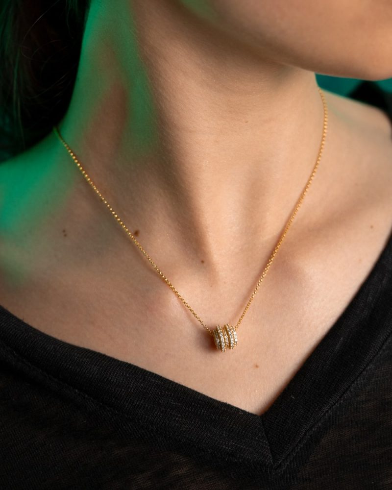 Colares em prata 925 incorpora um design refinado.
Este colar é intemporal com linhas suaves que se torna perfeito para o uso diário, mas também pode funcionar em ocasiões especiais.
