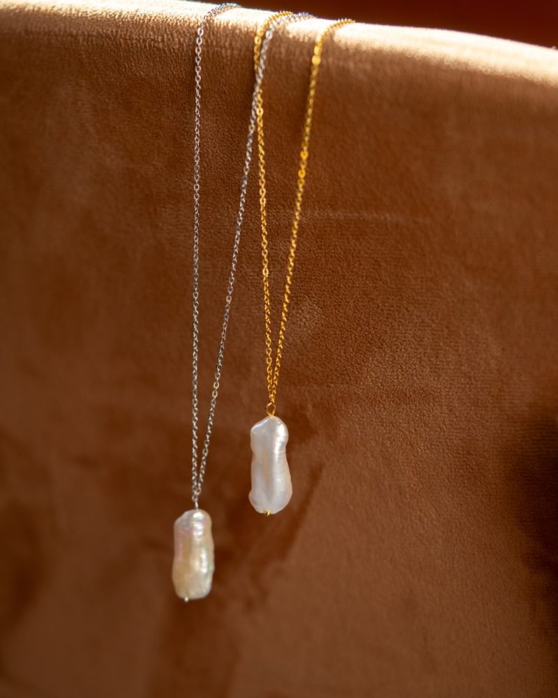 Colares em prata 925 incorpora um design refinado.
Este colar é intemporal com linhas suaves que se torna perfeito para o uso diário, mas também pode funcionar em ocasiões especiais.