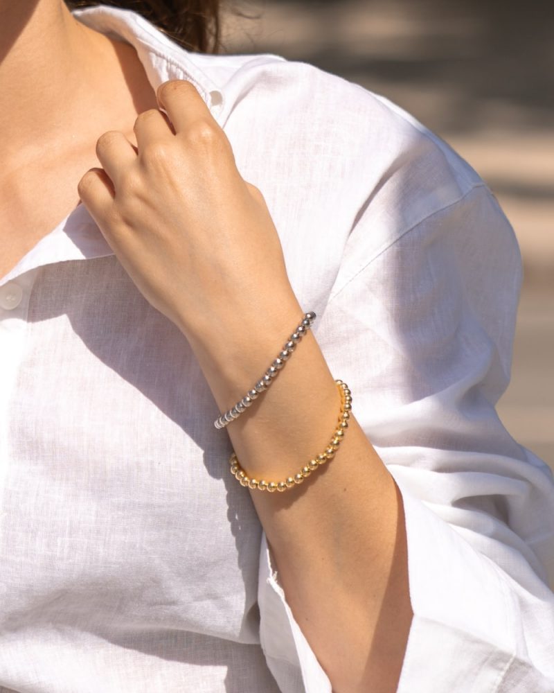 Pulseira em prata 925 incorpora um design refinado.
Esta pulseira é intemporal com linhas suaves que se torna perfeito para o uso diário, mas também pode funcionar em ocasiões especiais.