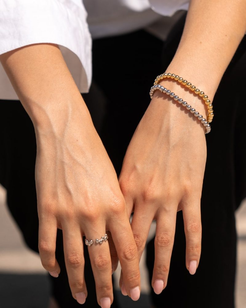 Anel em prata 925 incorpora um design refinado.
Este anel é intemporal com linhas suaves que se torna perfeito para o uso diário, mas também pode funcionar em ocasiões especiais.

Pulseira em prata 925 incorpora um design refinado.
Esta pulseira é intemporal com linhas suaves que se torna perfeito para o uso diário, mas também pode funcionar em ocasiões especiais.