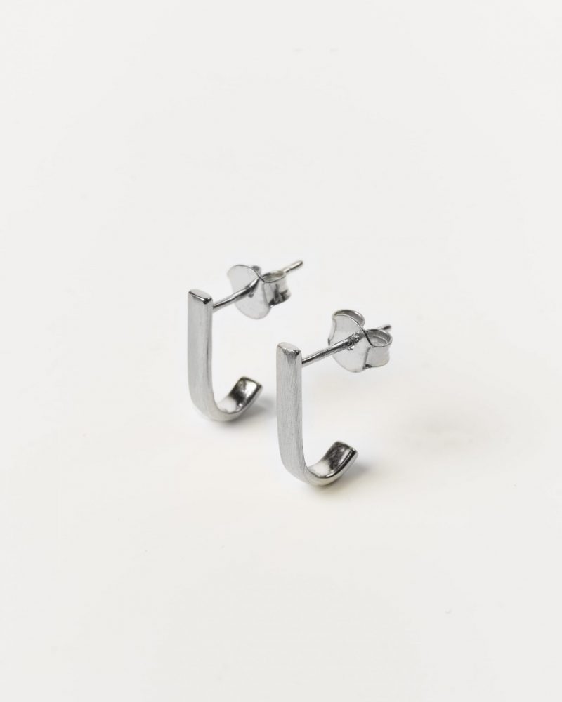 Ali Silver Earrings da DEMARCA – brincos de prata 925 minimalistas e elegantes, perfeitos para o dia a dia.