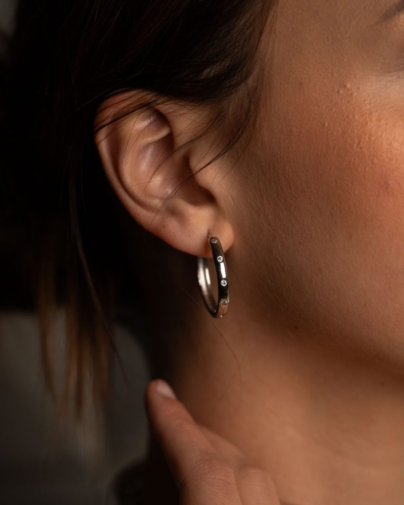 silver earrings in rhodium from DEMARCA. Silver jewelry 925 for womens and girls live in city. anel em prata em rodio da DEMARCA, brincos perfeitos para mulheres e raparigas que vivem na cidade