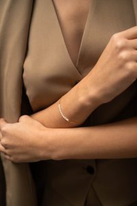 pulseira de prata com berloque de pérola 925, goldplated bracelet with natural pearls in silver 925